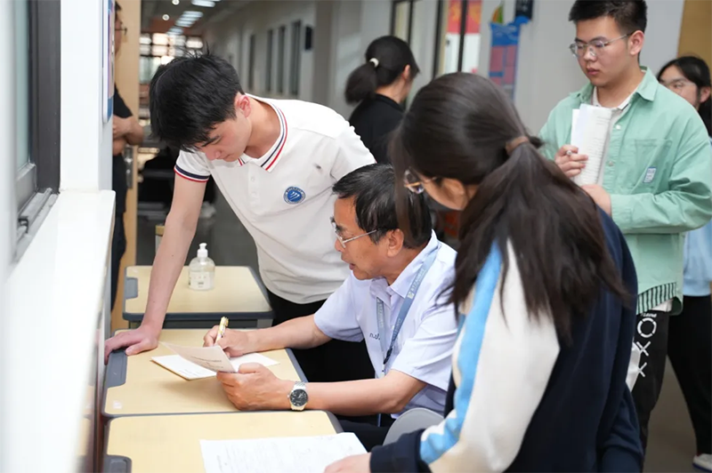 【高三級部】勠力同心拼高考,高三沖刺不孤單——全體高三教師“送餐”式服務學生高考