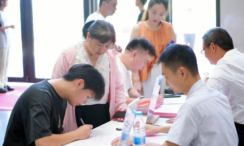 從“新”出發(fā),“新”向未來(lái)——新華高級(jí)中學(xué)2024級(jí)高一新生報(bào)到紀(jì)實(shí)