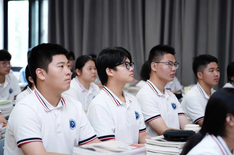 觀閱兵盛典，筑強國夢想——新華高級中學組織全校師生觀看“九三”閱兵儀式